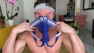 FalconStudios: Supermodel Skyy Knox touches big butt