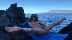 AlternaDudes - Long haired & skinny yoga at the beach solo